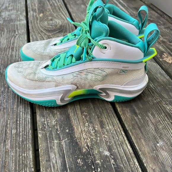 Air Jordan Basketball Shoes - Picture 3 of 6